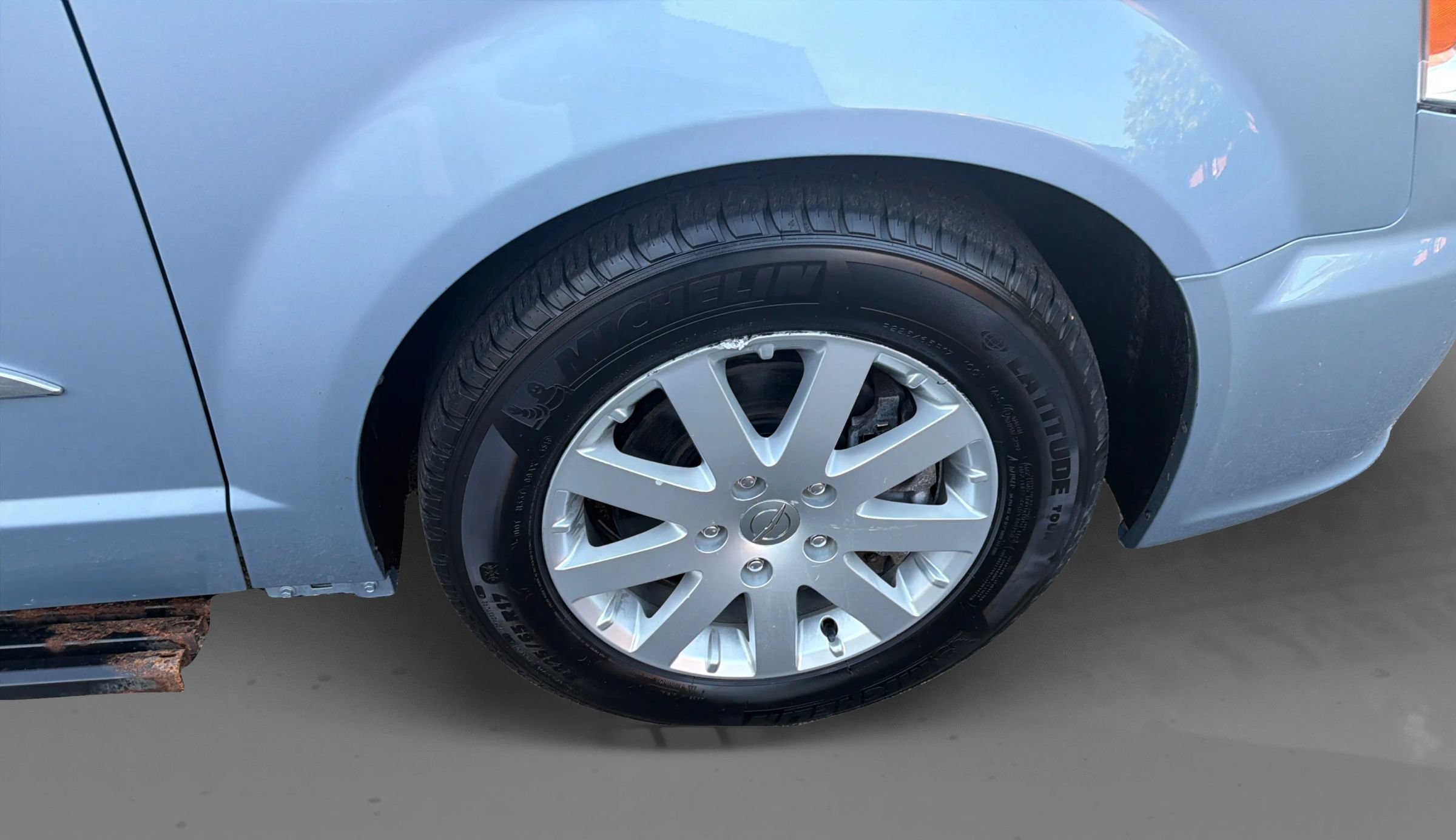 Used 2013 Chrysler Town & Country Touring FWD image 25