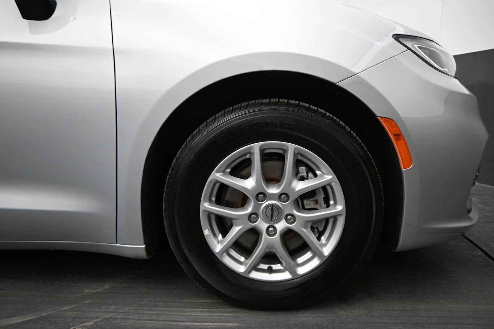Used 2024 Chrysler Pacifica Touring-L FWD image 10