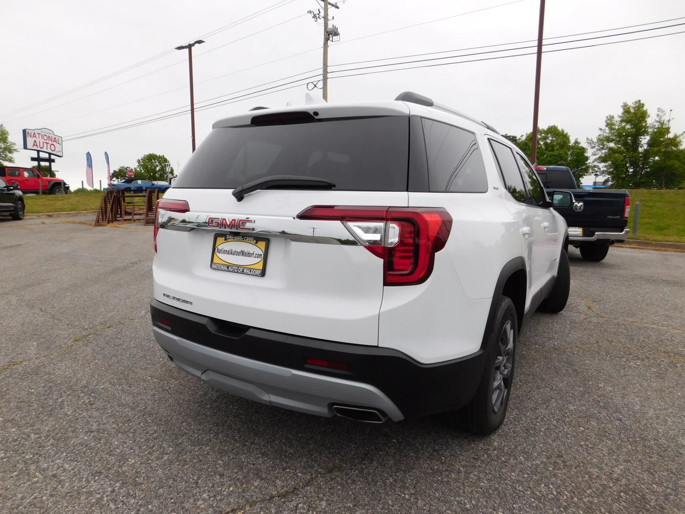 Used 2023 GMC Acadia SLT FWD image 5