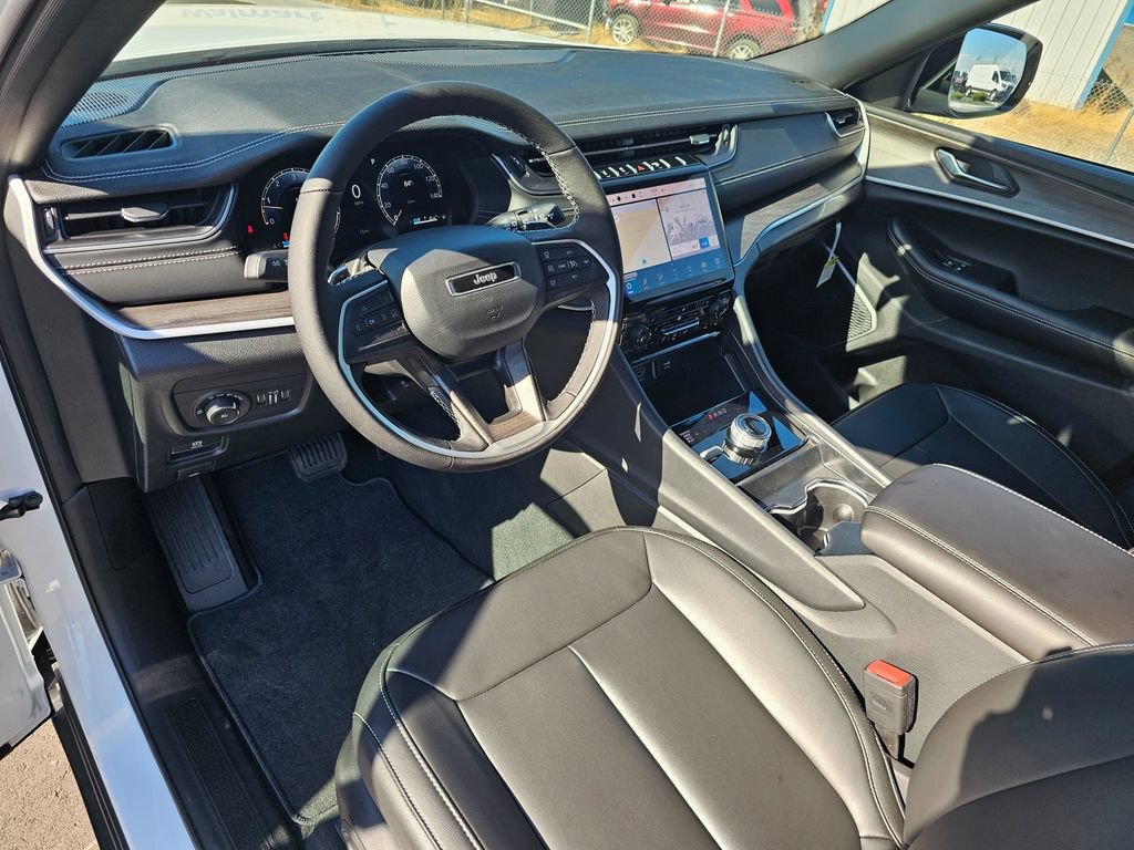 New 2025 Jeep Grand Cherokee L Limited w/ Black Appearance Package AWD/4WD image 2