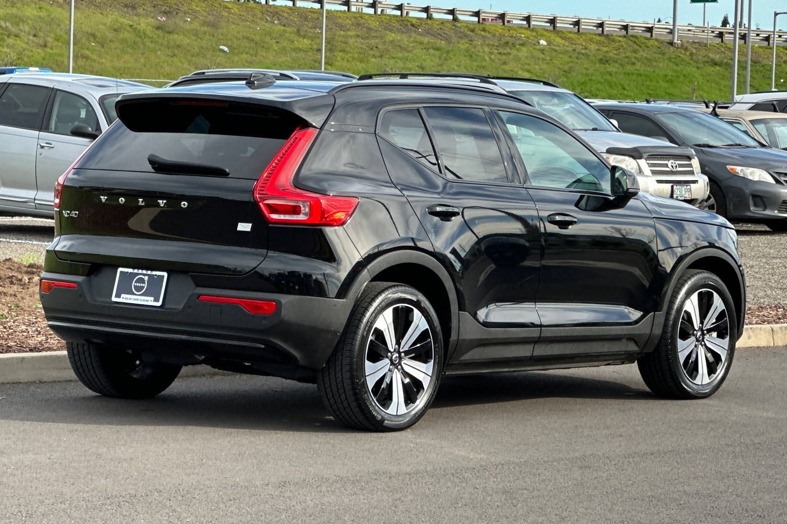 Used 2023 Volvo XC40 Recharge Plus image 3