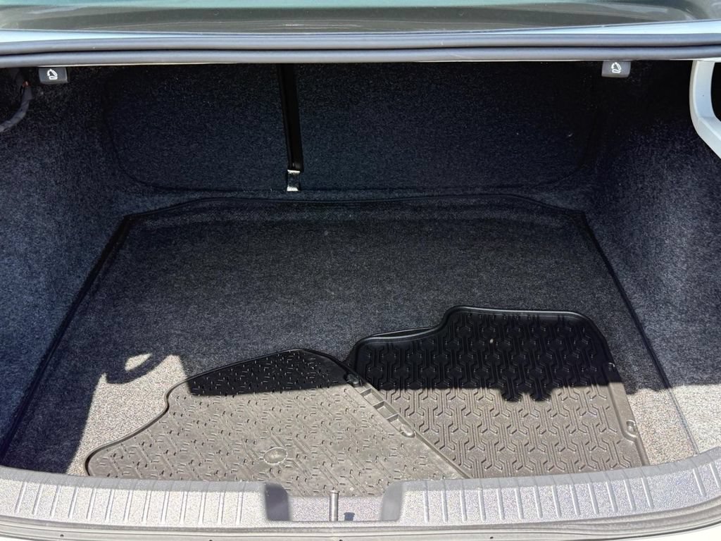 Used 2025 Volkswagen Jetta SE FWD image 5