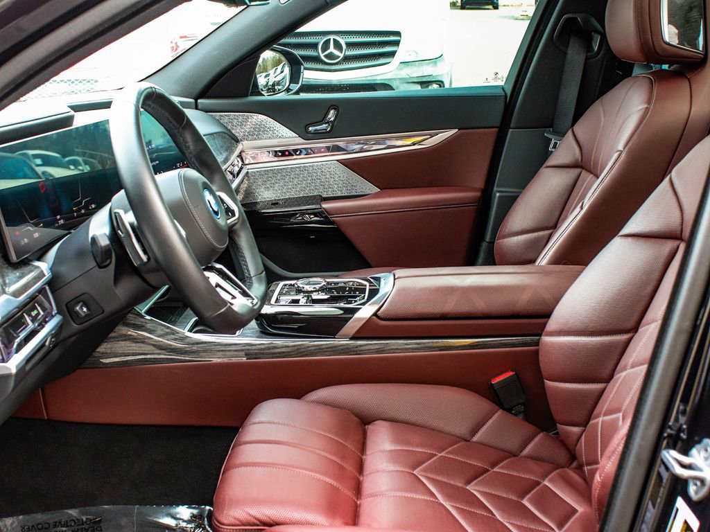 Used 2024 BMW i7 xDrive60 image 36