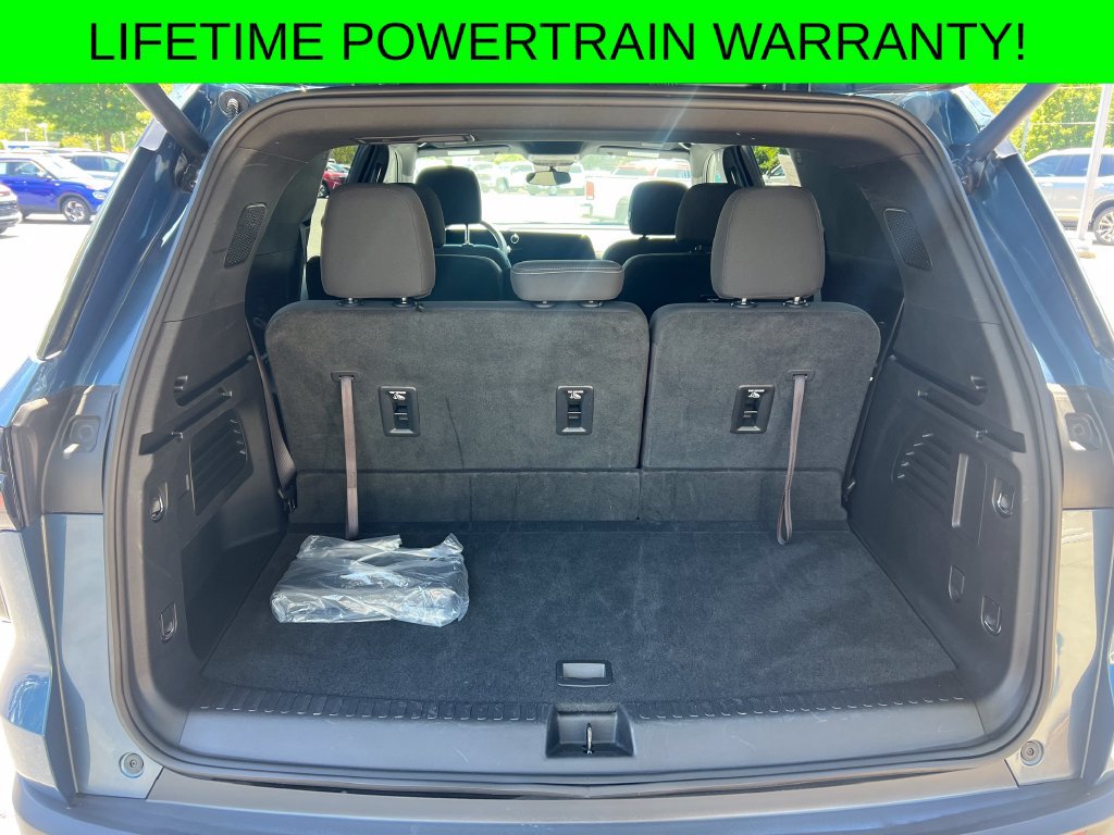 Used 2025 Chevrolet Traverse LT FWD image 17