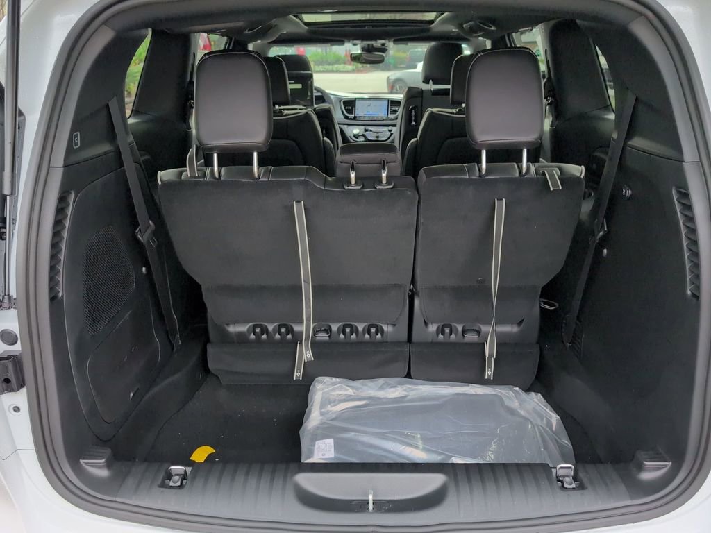 New 2026 Chrysler Pacifica Limited w/ Uconnect Theater Family Group image 24