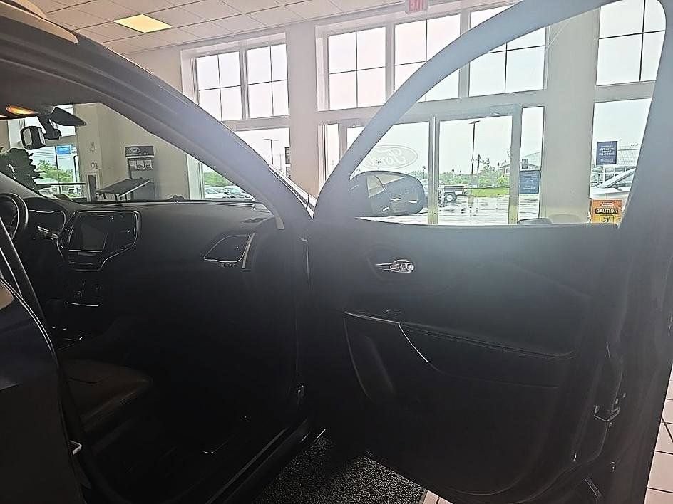 Used 2019 Jeep Cherokee Limited AWD/4WD image 36