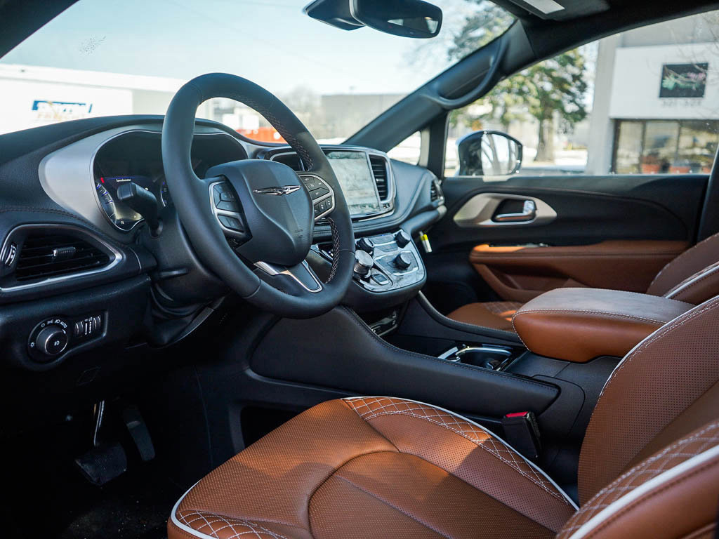 New 2026 Chrysler Pacifica Pinnacle w/ Trailer Tow Group AWD/4WD image 19