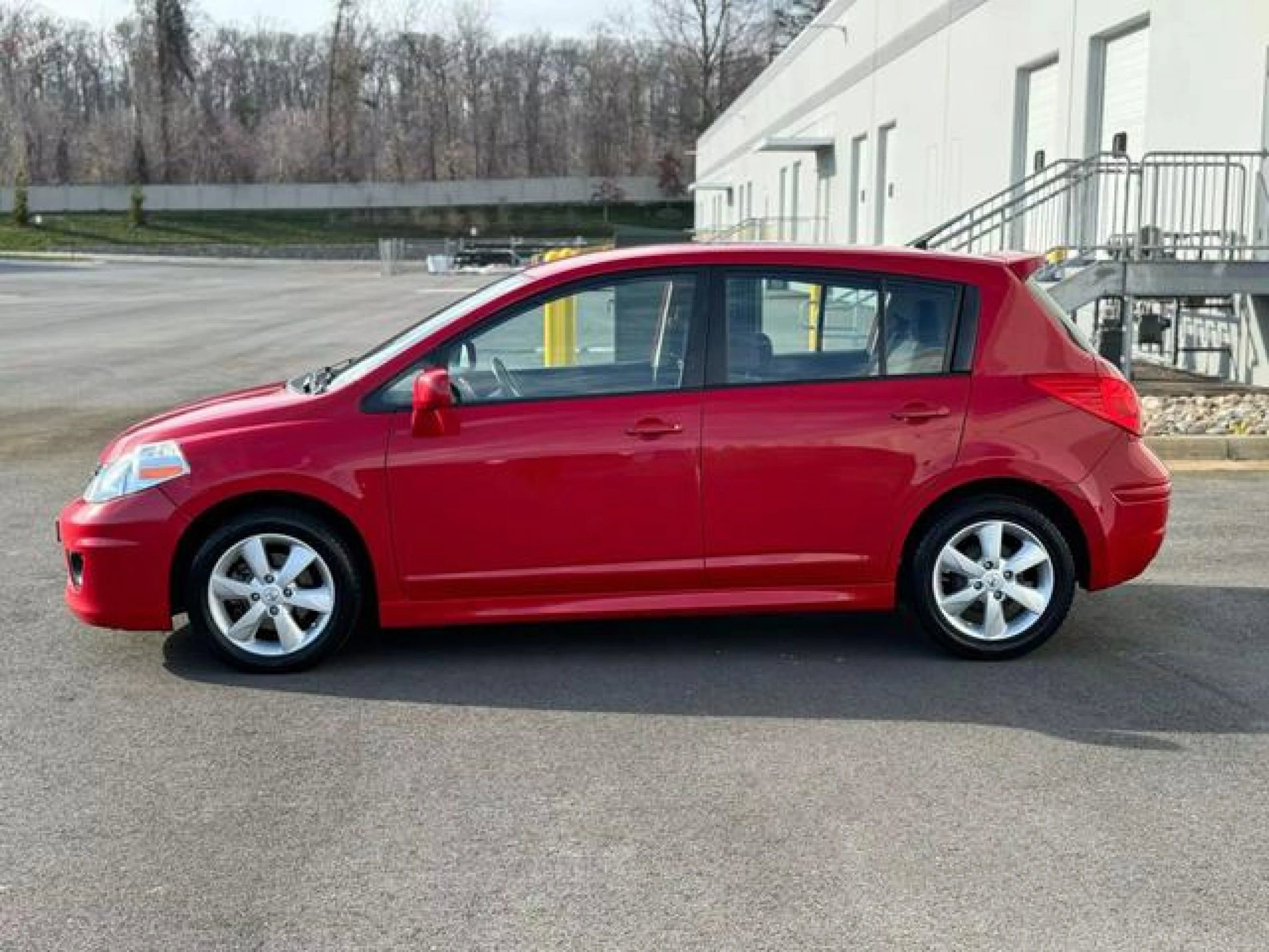 Used 2012 Nissan Versa Hatchback FWD image 3