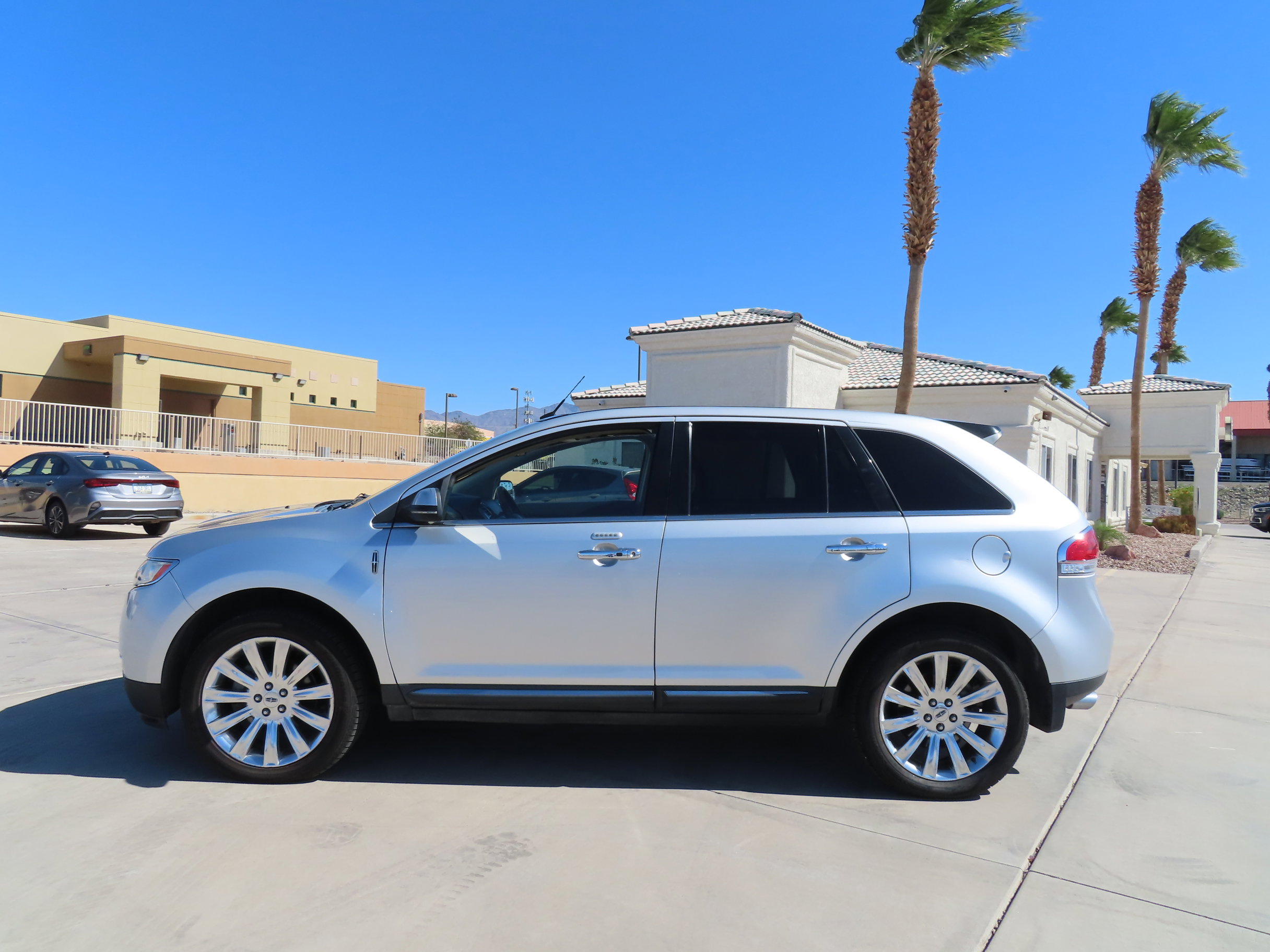 Used 2013 Lincoln MKX FWD image 4