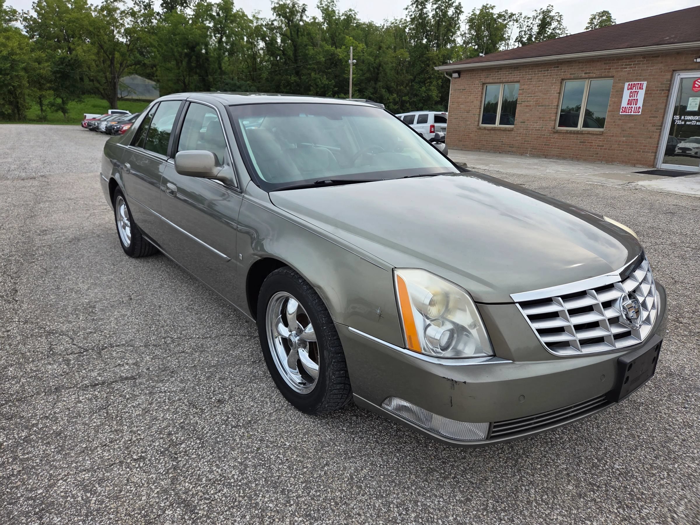 Used 2011 Cadillac DTS Luxury FWD image 3