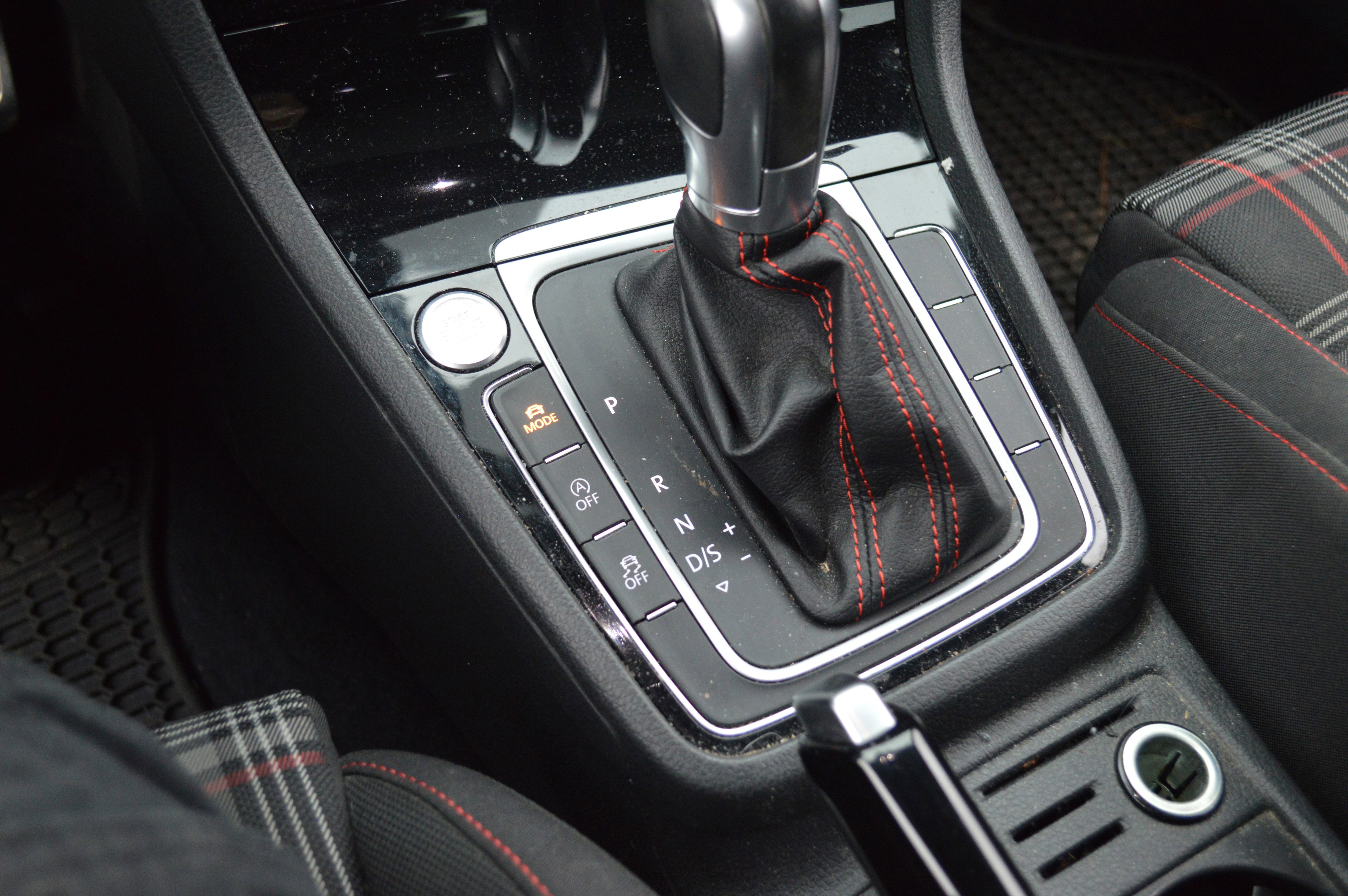 Used 2018 Volkswagen GTI SE image 24