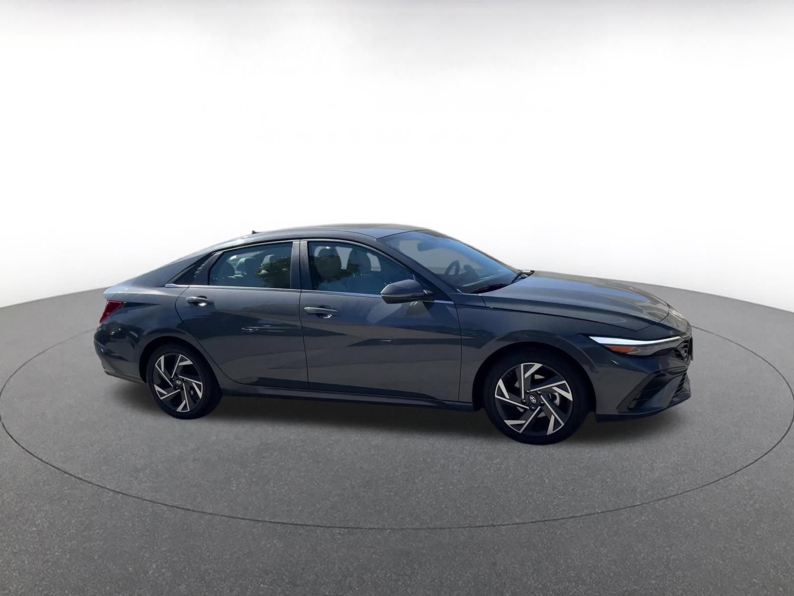 Used 2025 Hyundai Elantra Limited image 2