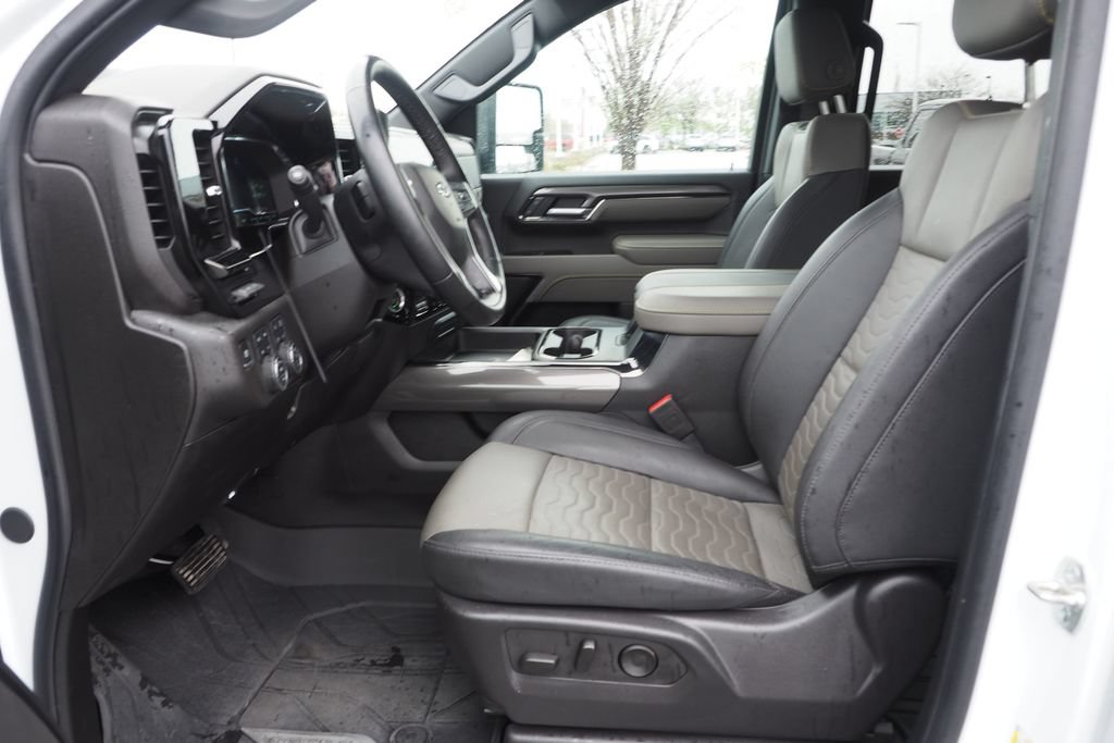 Used 2025 Chevrolet Silverado 2500 ZR2 w/ Technology Package AWD/4WD image 16