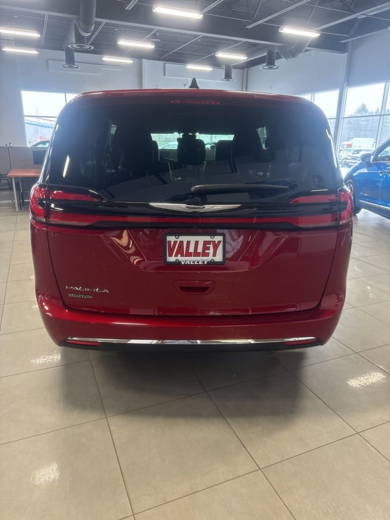 New 2025 Chrysler Pacifica Select image 4