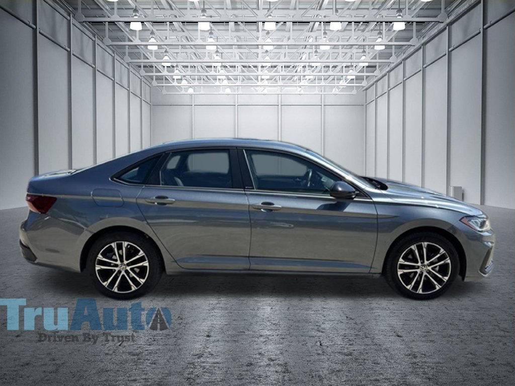 Used 2025 Volkswagen Jetta Sport FWD image 9
