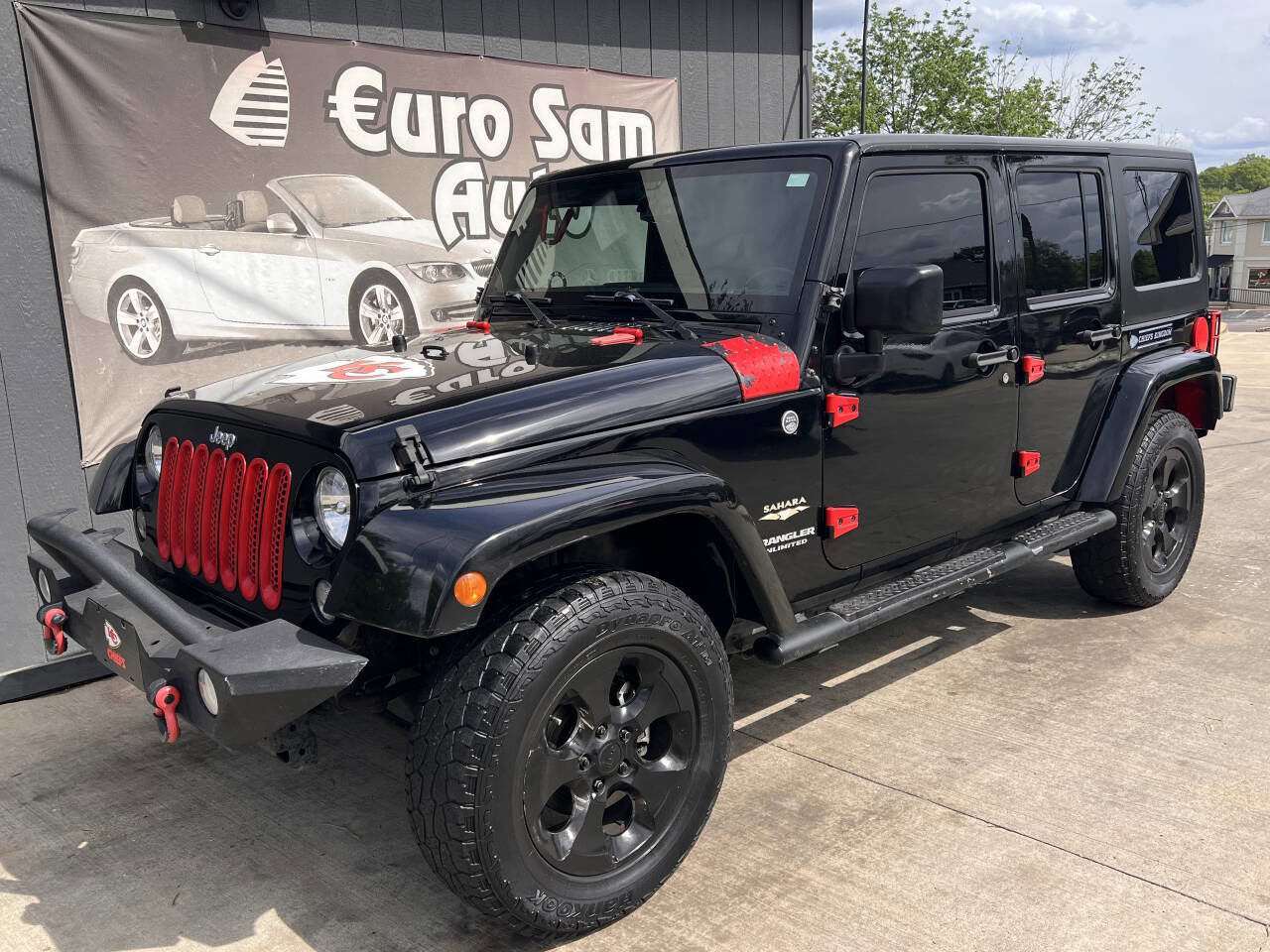Used 2015 Jeep Wrangler Unlimited Sahara w/ Mopar Chrome Edition Group AWD/4WD image 1