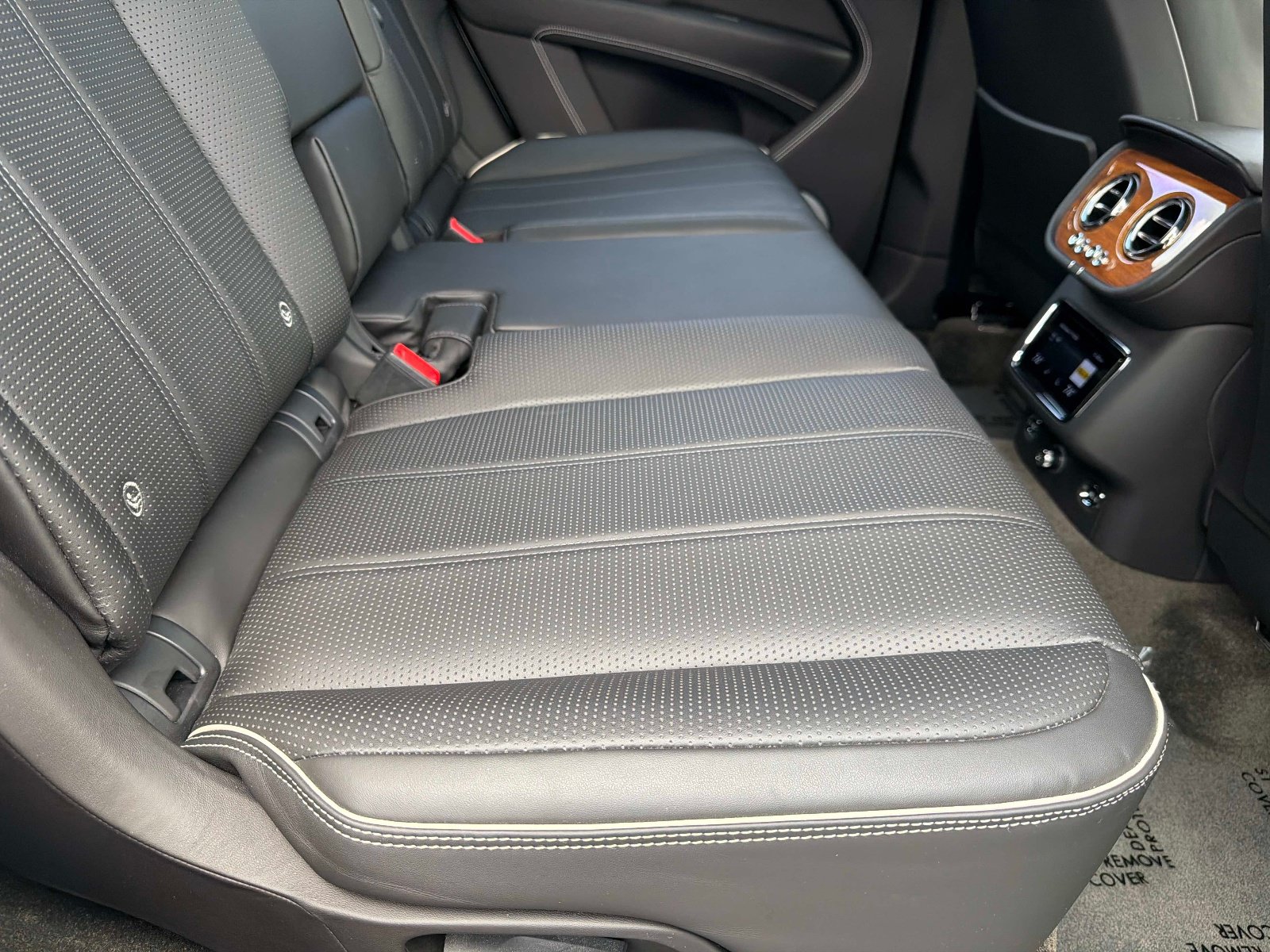 Used 2022 Bentley Bentayga AWD/4WD image 28