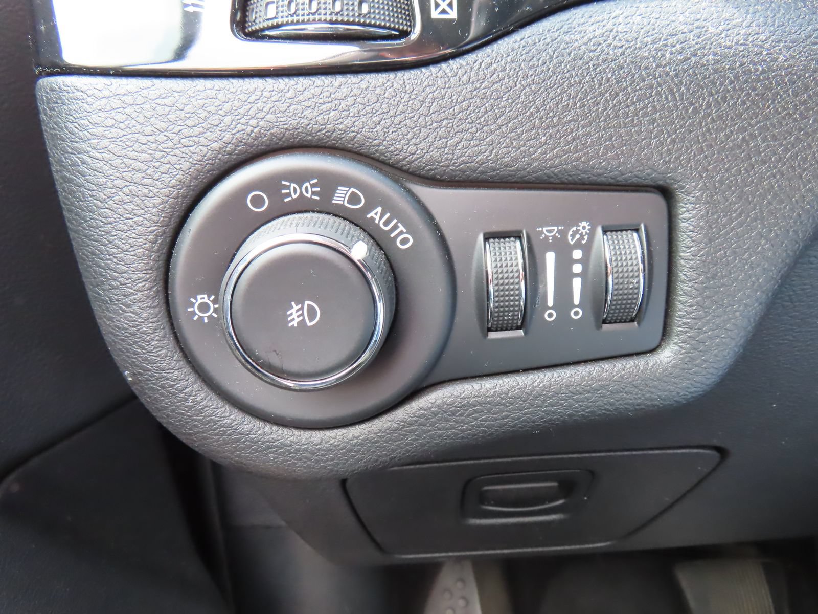 Used 2019 Jeep Cherokee Latitude Plus AWD/4WD image 13
