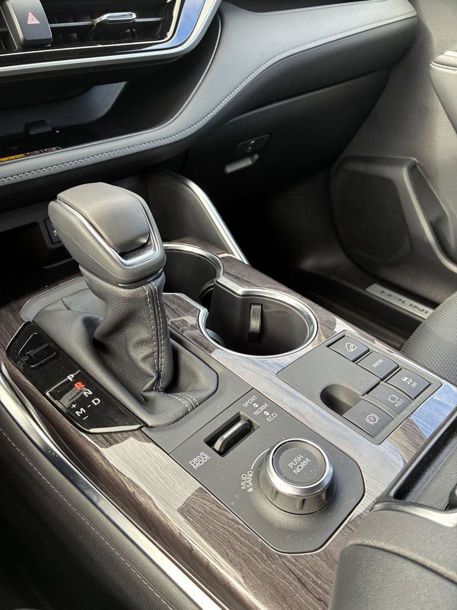 Used 2026 Toyota Highlander Limited AWD/4WD image 37