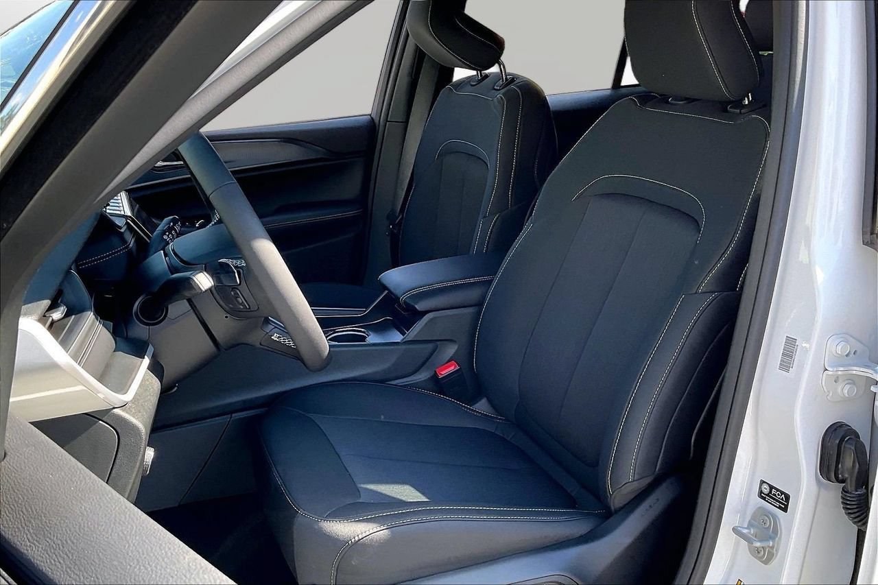 New 2027 Jeep Grand Cherokee Laredo RWD image 15