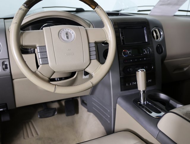 Used 2008 Lincoln Mark LT 2WD image 10