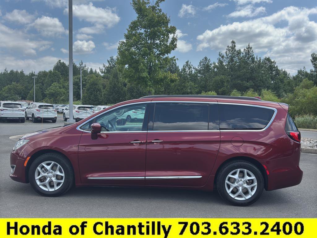 Used 2017 Chrysler Pacifica Touring-L w/ Tire & Wheel Group FWD image 4