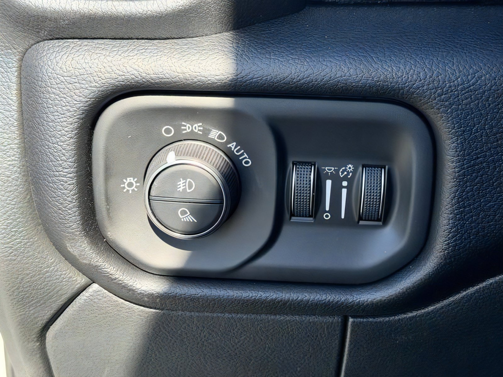 New 2026 RAM 2500 Laramie AWD/4WD image 16