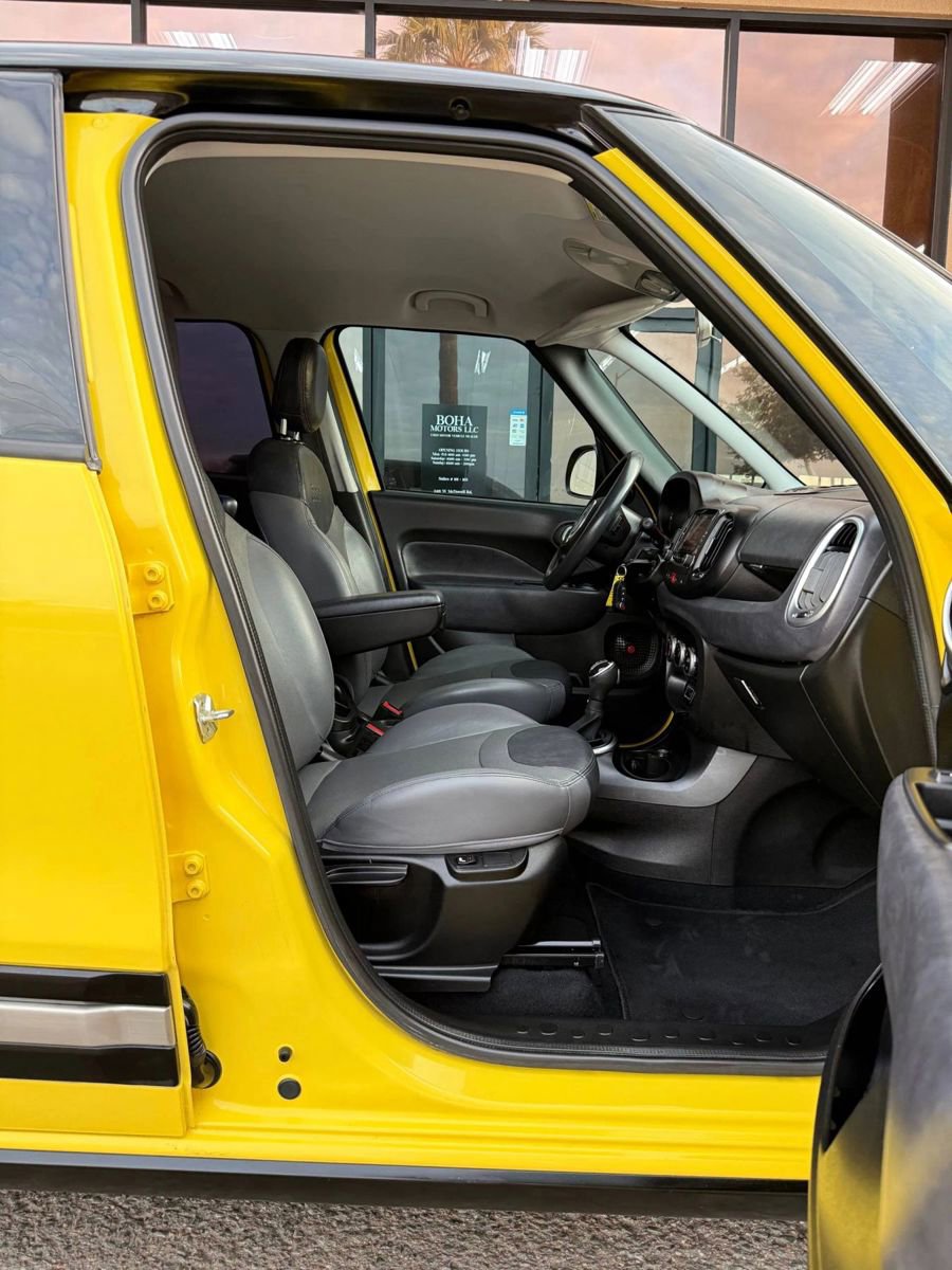 Used 2017 FIAT 500L Trekking w/ Urbana Appearance Package image 22