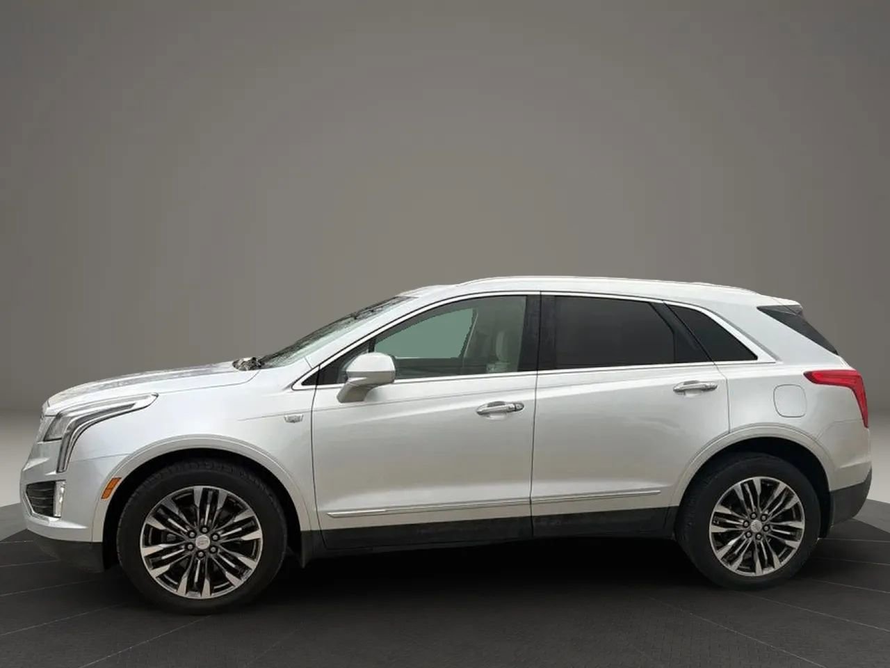 Used 2017 Cadillac XT5 Premium Luxury FWD image 3