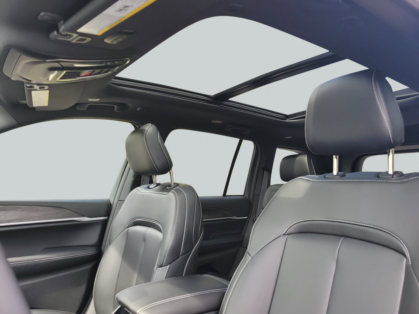 New 2027 Jeep Grand Cherokee Limited RWD image 24