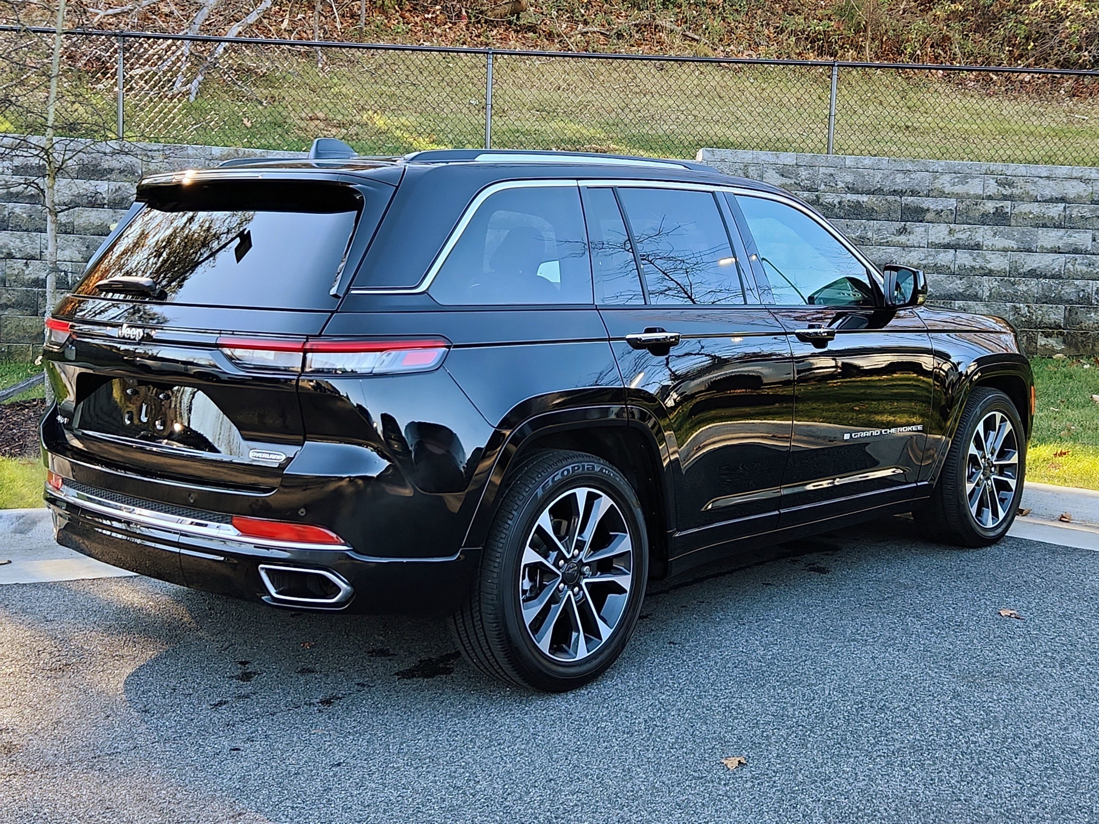 Used 2023 Jeep Grand Cherokee Overland image 2