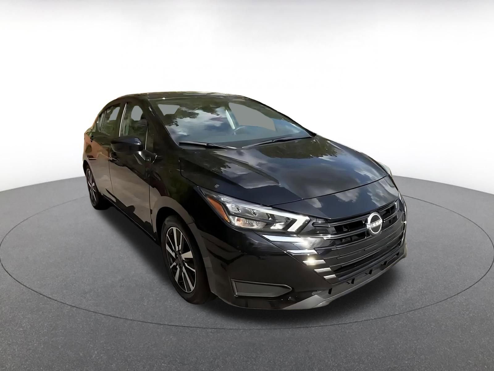 Used 2025 Nissan Versa SV image 3