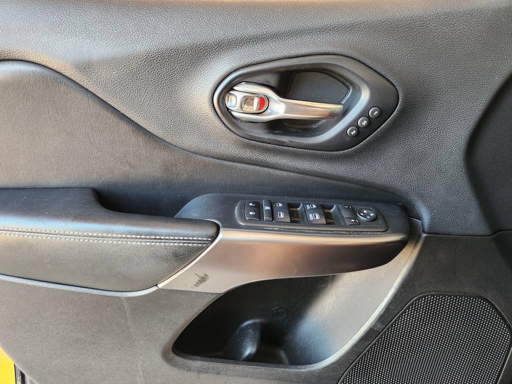 Used 2019 Jeep Cherokee Limited FWD image 23