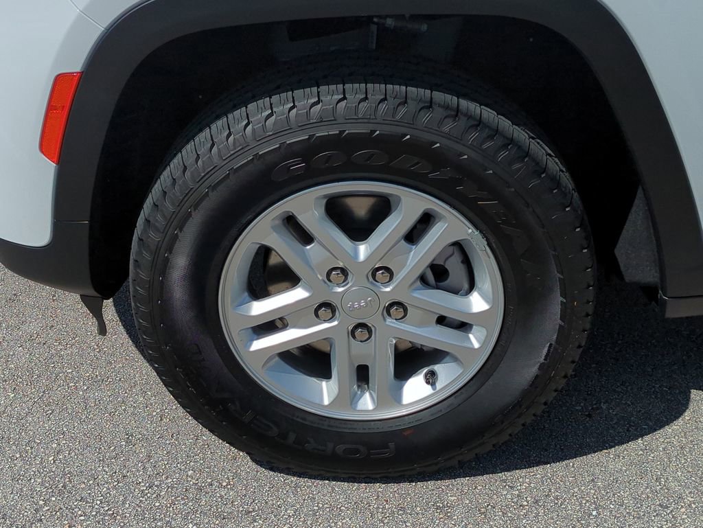 New 2025 Jeep Grand Cherokee Laredo AWD/4WD image 11