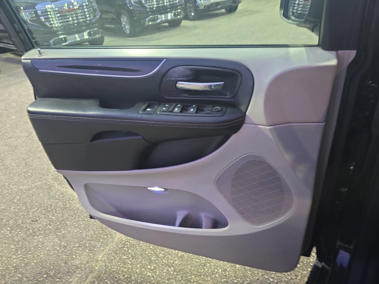 Used 2017 Dodge Grand Caravan SXT FWD image 27