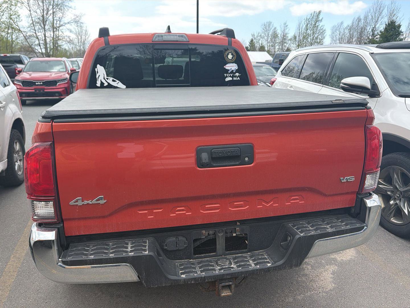 Used 2018 Toyota Tacoma SR5 AWD/4WD image 8