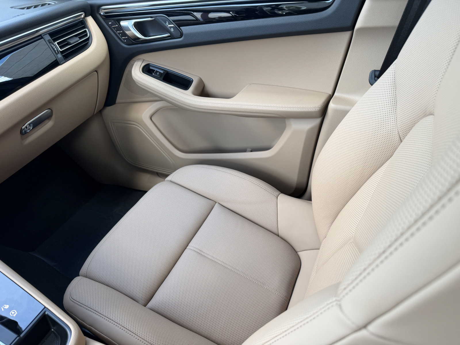 New 2026 Porsche Macan AWD/4WD image 21