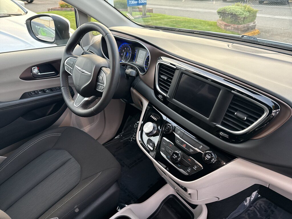 Used 2023 Chrysler Voyager LX FWD image 16