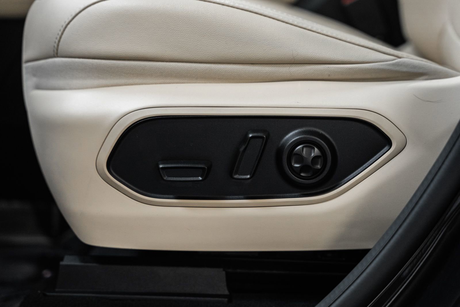 Used 2024 Jeep Grand Cherokee L Limited image 45