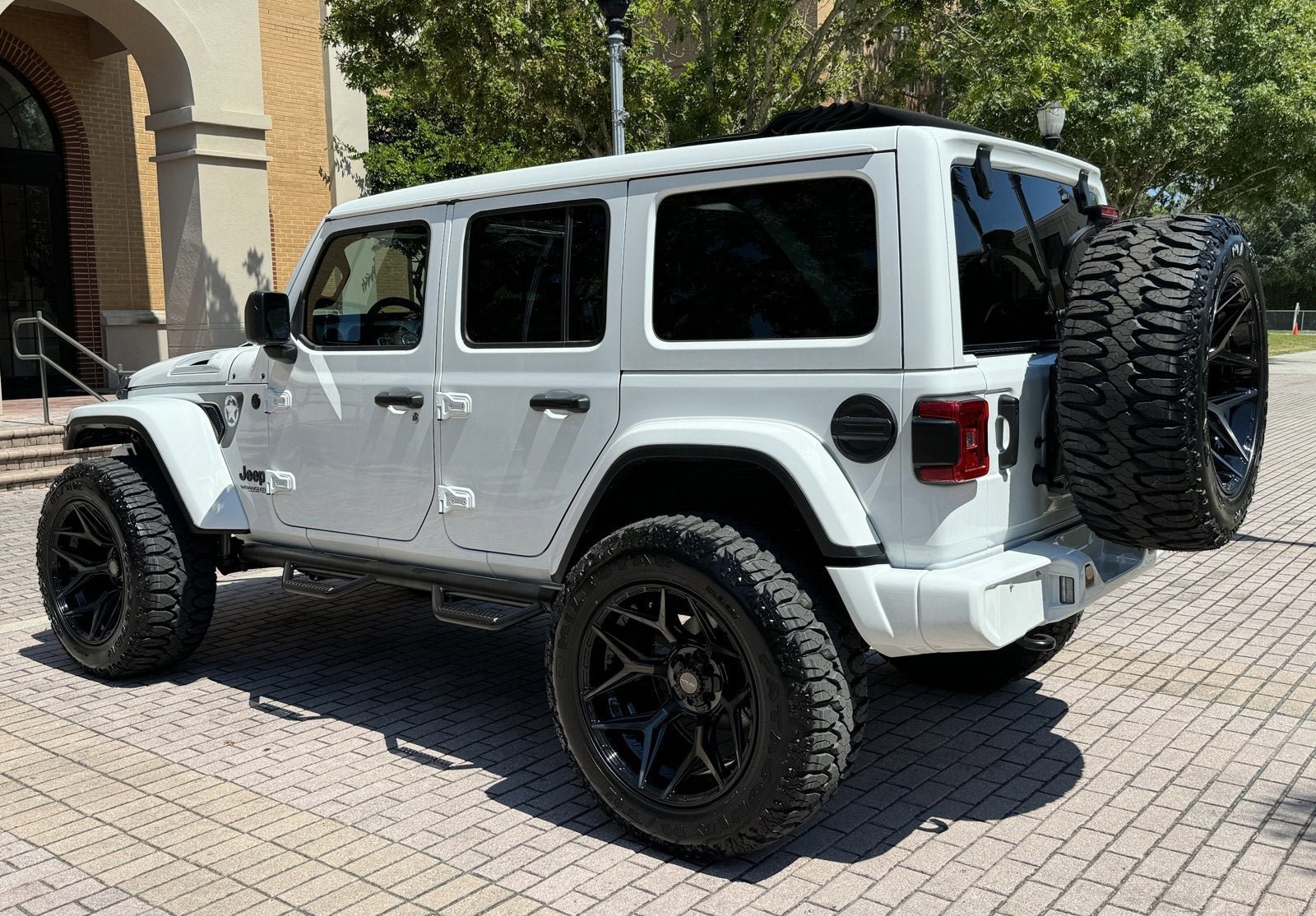 Used 2022 Jeep Wrangler Unlimited Sahara AWD/4WD image 18