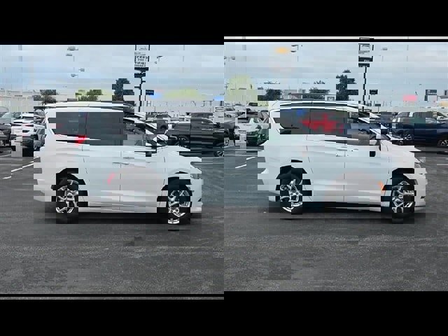 Used 2021 Chrysler Voyager Lxi image 9