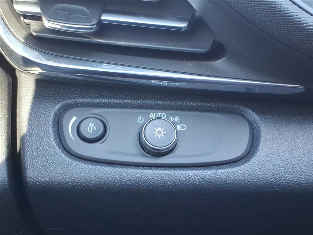 Used 2025 Buick Envista Preferred w/ Convenience II Package image 24