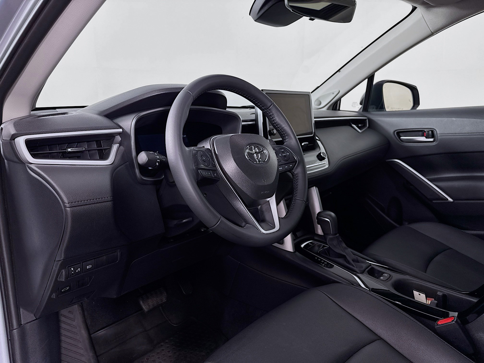 Certified 2025 Toyota Corolla Cross XLE w/ Convenience Package AWD/4WD image 9