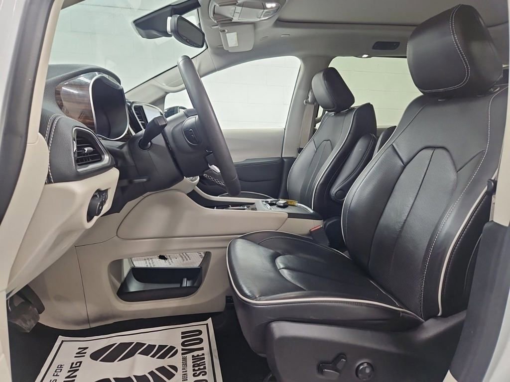 Used 2024 Chrysler Pacifica Limited image 8