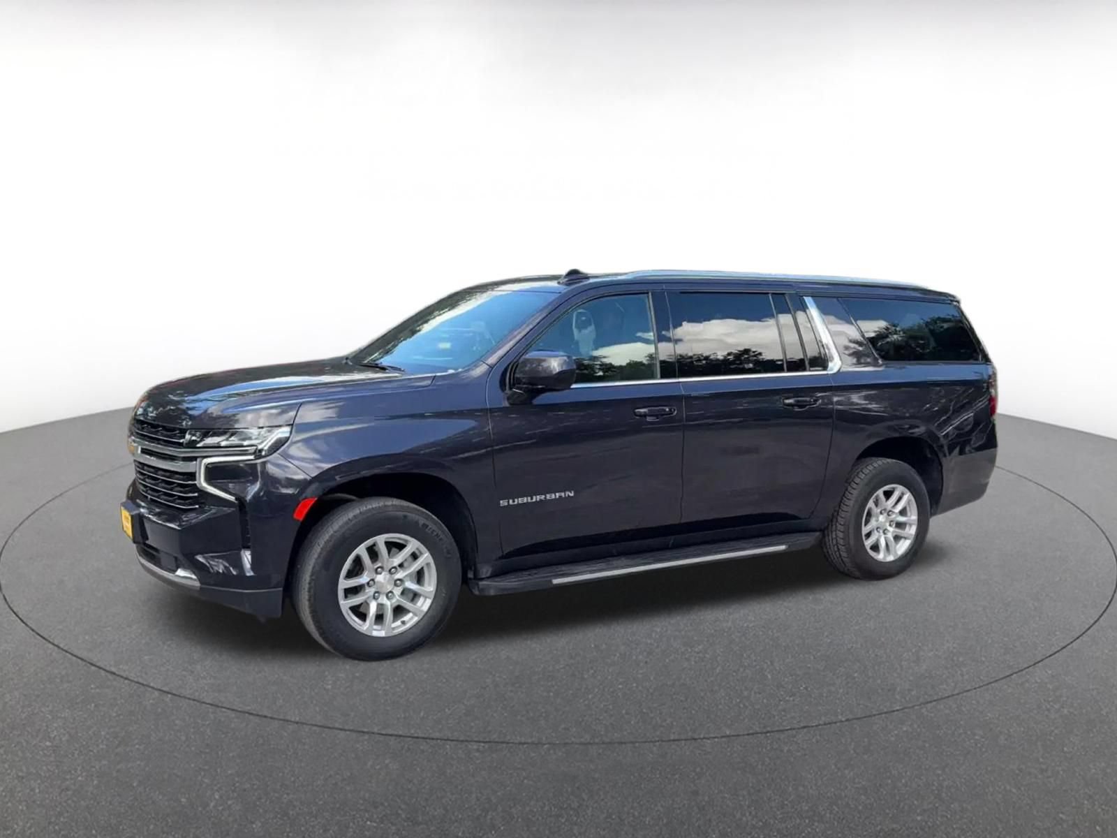 Used 2024 Chevrolet Suburban LT RWD image 7