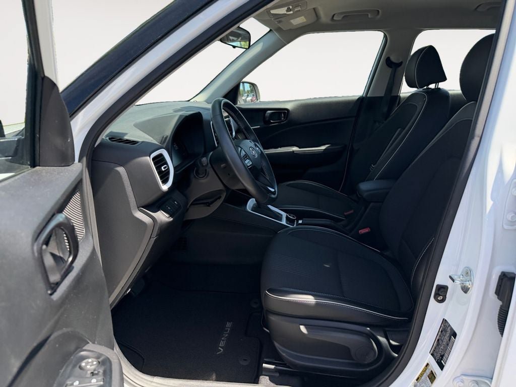 Used 2023 Hyundai Venue Limited FWD image 6
