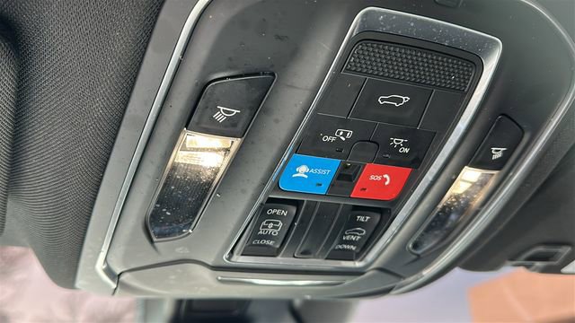 Used 2023 Jeep Grand Cherokee Altitude AWD/4WD image 21