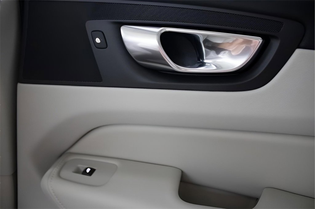 Certified 2025 Volvo XC60 T8 Core w/ Protection Package Premier image 33