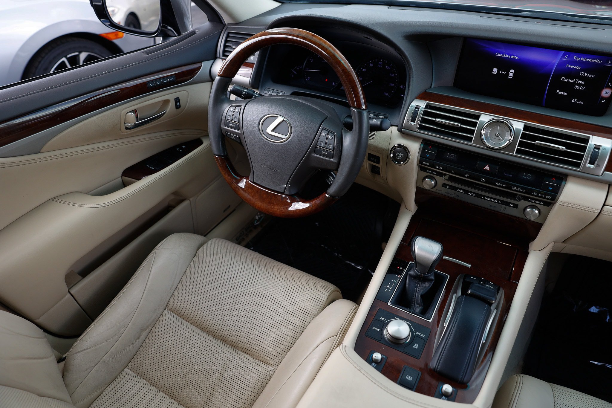 Used 2016 Lexus LS 460 w/ Comfort Package RWD image 25