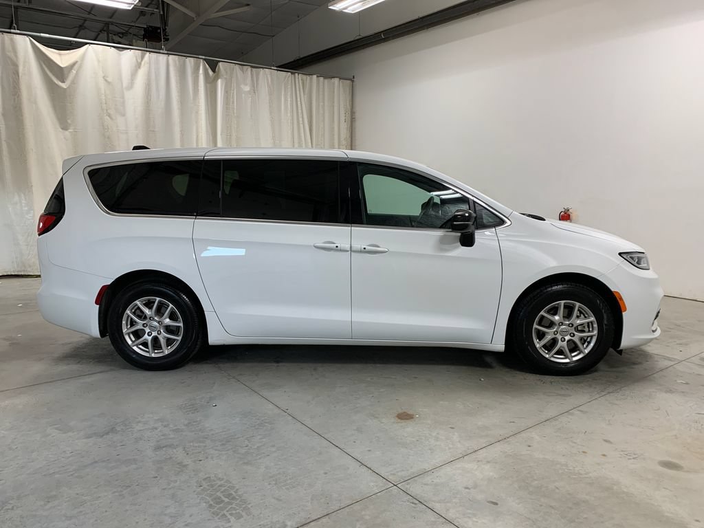 Used 2025 Chrysler Pacifica Select FWD image 10